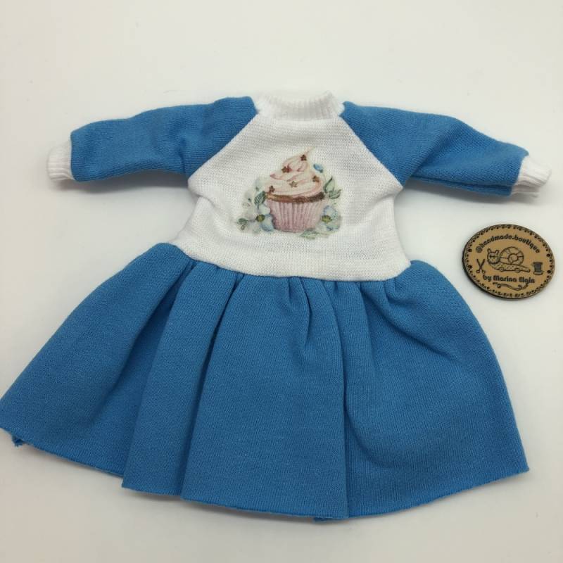 Blaues Kleid mit Cupcake