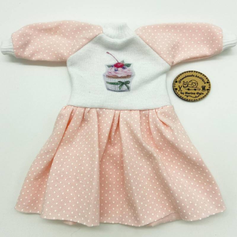 Pinkes gepunktetes Kleid mit Cupcake