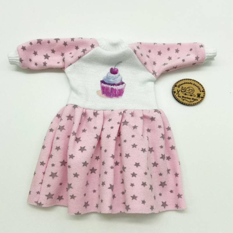 Rosa Kleid mit Sternchen und Cupcake