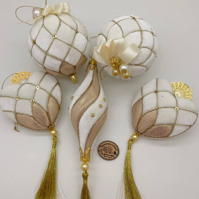 Weiß-goldenes, handgemachtes Weihnachtskugel Set mit 2 Christbaumkugeln, 2 Herzen und 1 Eiszapfen aus Samt