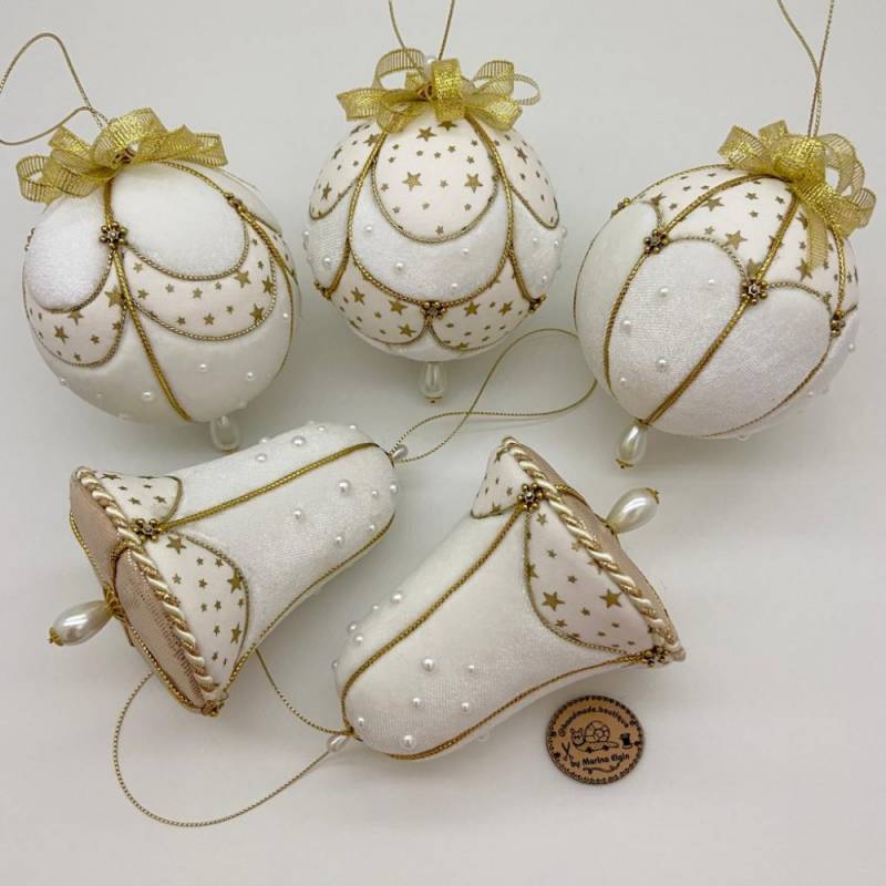 Weiß-goldenes, handgemachtes Weihnachtskugel Set mit 3 Christbaumkugeln und 2 Glocken aus Samt