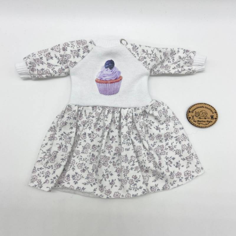 Kleid mit lila Blumen und Brombeeren cupcake