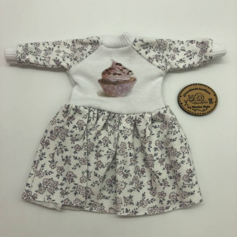 Kleid mit lila Blumen und cupcake